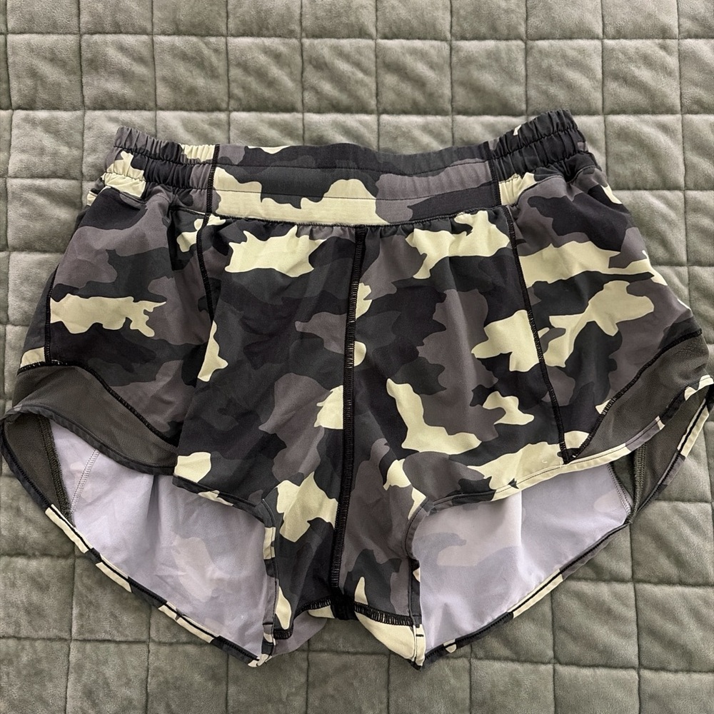Lulu Lemon Hotty Hot Low Rise 2.5”. Great condition!